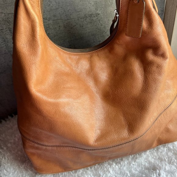 Banana Republic Handbags - Banana Republic Leather Shoulder Bag